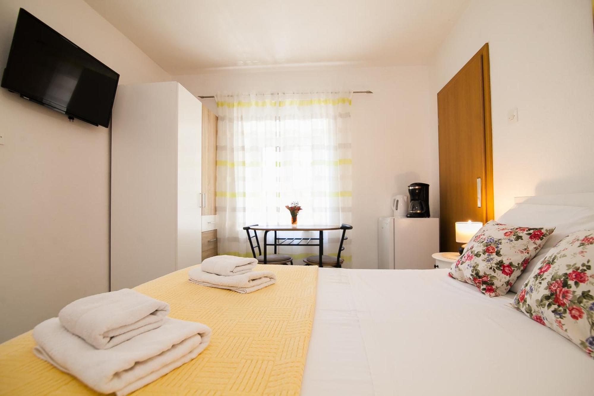 Old Town Accommodation Bol Exteriör bild